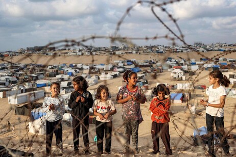 Deslocados palestinos em campo de refugiados em Rafah, no sul da Faixa de Gaza