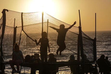 Deslocados em praia na Faixa de Gaza
