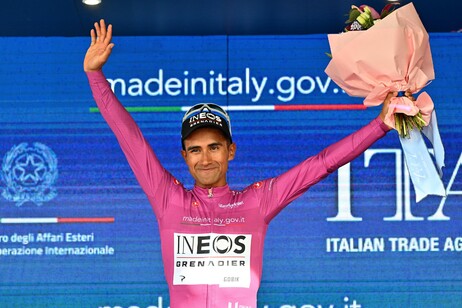 Jhonatan Narváez celebra vitória na primeira etapa do Giro d'Italia