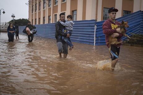 Famílias fogem de inundações em Porto Alegre