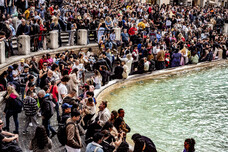 Centenas de turistas lotam Fontana di Trevi, no centro de Roma
