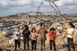 Deslocados palestinos em campo de refugiados em Rafah, no sul da Faixa de Gaza
