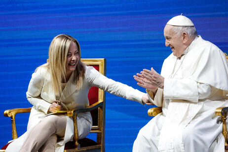Giorgia Meloni e papa Francisco em evento contra 'inverno demográfico' na Itália