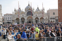 Fiéis na Piazza San Marco para visita do Papa
