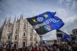Torcedores da Inter voltaram ao Duomo para comemorar Scudetto