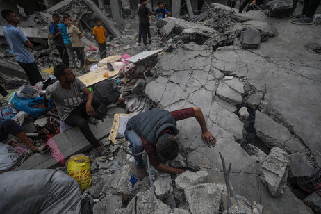 Destruição em campo de refugiados no centro da Faixa de Gaza