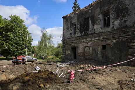Destruição após ataque a míssil na Ucrânia