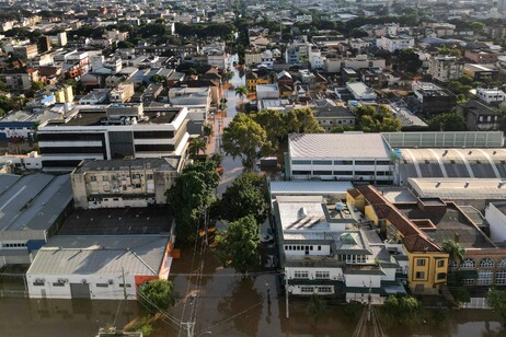 Vista aérea de Porto Alegre em meio a enchentes