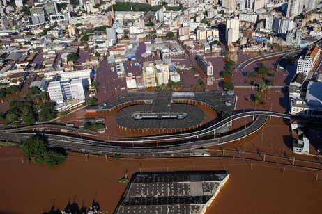 Boa parte de Porto Alegre segue debaixo d'água